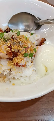 ตลาดต้นสัก สนามบินน้ำ นนทบุรี - การบริการอาหารและที่พัก