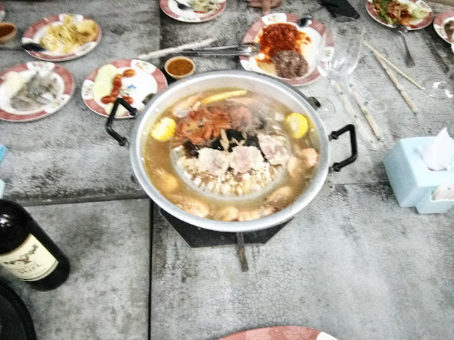 บ้านปิ้งย่าง ภูเก็ต - การบริการอาหารและที่พัก