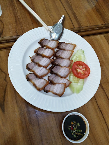 เลือดหมูบ้านแม่ศรี - การบริการอาหารและที่พัก