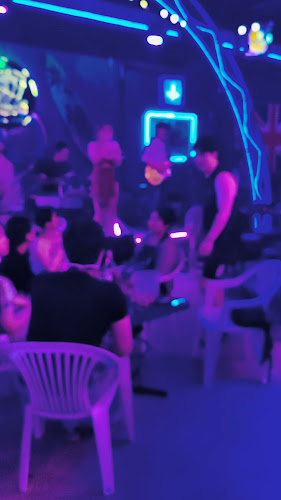 RHINO BAR - การบริการอาหารและที่พัก