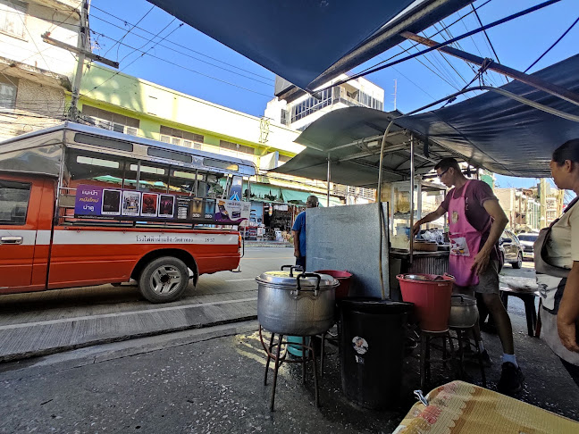 ก๋วยจั๊บ เจ๊เหลี่ยน เจ้าเก่า ตลาดริมน้ำ - การบริการอาหารและที่พัก