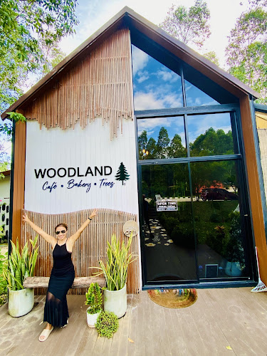 Woodland Cafe' Restaurant & Bar Phuket - การบริการอาหารและที่พัก
