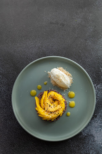 THE PORT Restaurant & Bar - การบริการอาหารและที่พัก