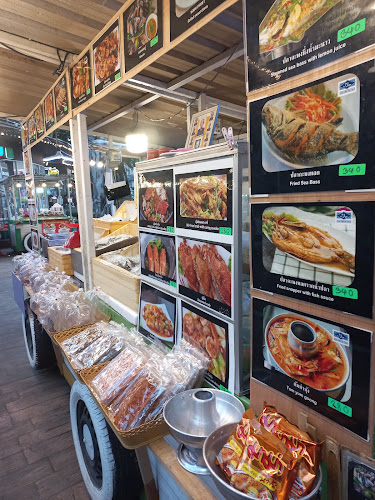 Opinii despre แม่พร ซีฟู๊ด ดิ อเวนิว พัทยา ( Porn Seafood Avenue Pattaya) în อำเภอบางละมุง - การบริการอาหารและที่พัก