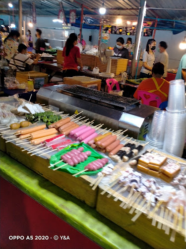 ตลาดนัดโรงร่ม - การบริการอาหารและที่พัก