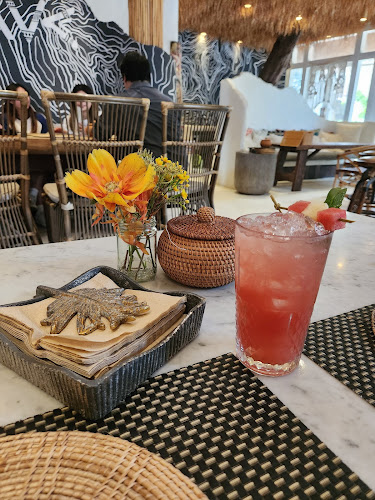 Cave Beach Club - การบริการอาหารและที่พัก