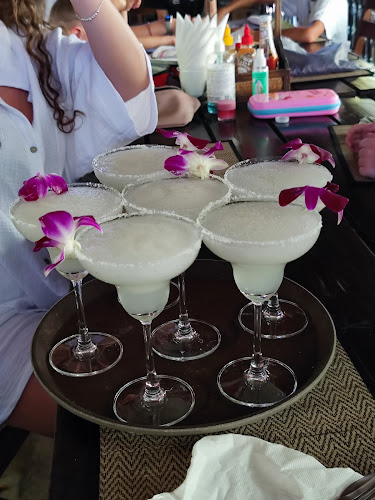 ศาลา เม็กซิกาลี - การบริการอาหารและที่พัก