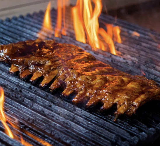 Naughty Nuri's Phuket - การบริการอาหารและที่พัก