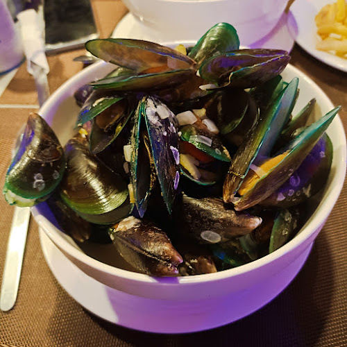 ร้านชาลี บีช ร้านอาหารและบาร์ - อำเภอบางละมุง