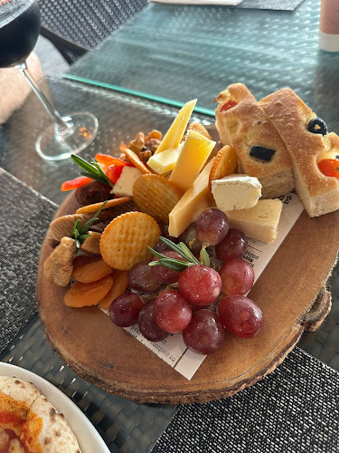 Ciao Pizza and Grill - การบริการอาหารและที่พัก