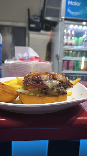 BUCKY BURGER N BUDS - การบริการอาหารและที่พัก