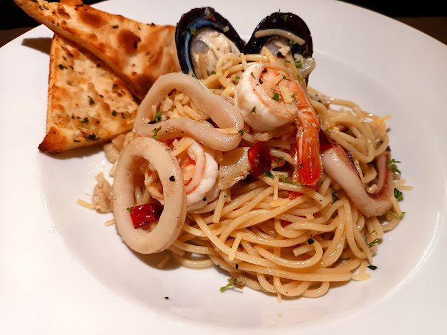 Public House Phuket - การบริการอาหารและที่พัก