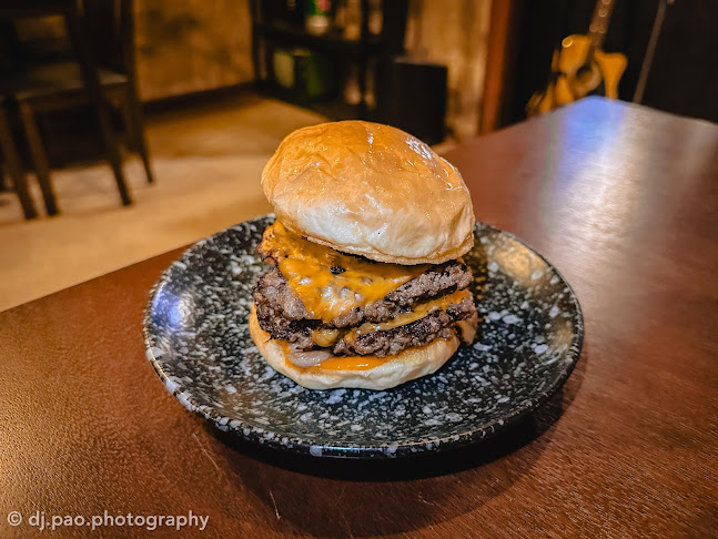 Escapar Burger - การบริการอาหารและที่พัก