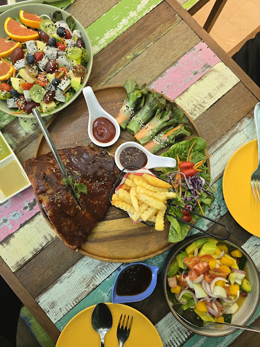 ร้านกินผักคาเฟ่ นครปฐม - การบริการอาหารและที่พัก