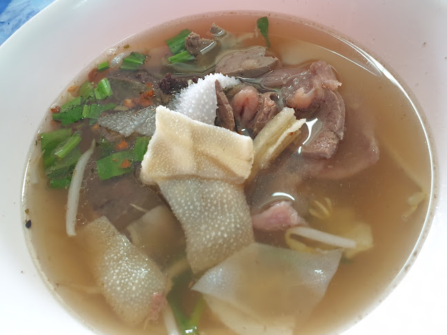 ก๋วยเตี๋ยวเนื้อเจ๊แดง - การบริการอาหารและที่พัก