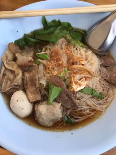 Comentarii opinii despre ราชาก๋วยเตี๋ยวหมูตุ๋น-เนื้อตุ๋น(หัวมุมตลาดพระรูปคลองสอง)