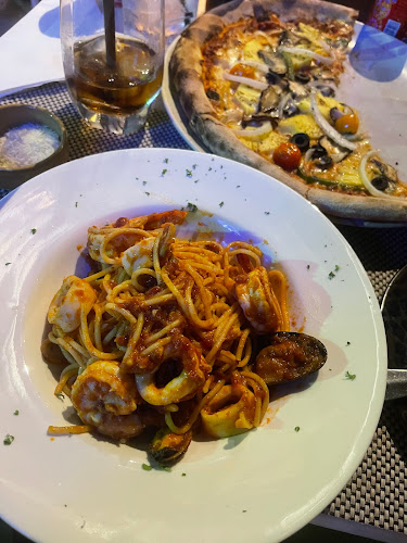 ลา พิคโคล่า คาเฟ่ แอนด์ เรสเตอรรอง - การบริการอาหารและที่พัก