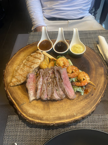 Two Chefs Kata Beach - การบริการอาหารและที่พัก