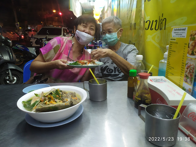 ข้าวต้มปลาชลบุรี - การบริการอาหารและที่พัก