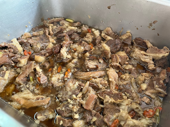 แม่เพชรเนื้อตุ๋น - การบริการอาหารและที่พัก