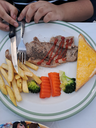 สเต็กลุงหนวด สาขาพิษณุโลก​2 - การบริการอาหารและที่พัก