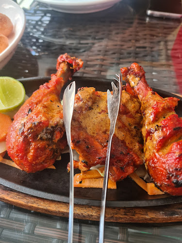 เอเวอร์เรส พัทยาซอย 10 สาย 2 - การบริการอาหารและที่พัก