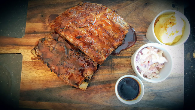 Livv Cafe' & Restaurant Pattaya - การบริการอาหารและที่พัก