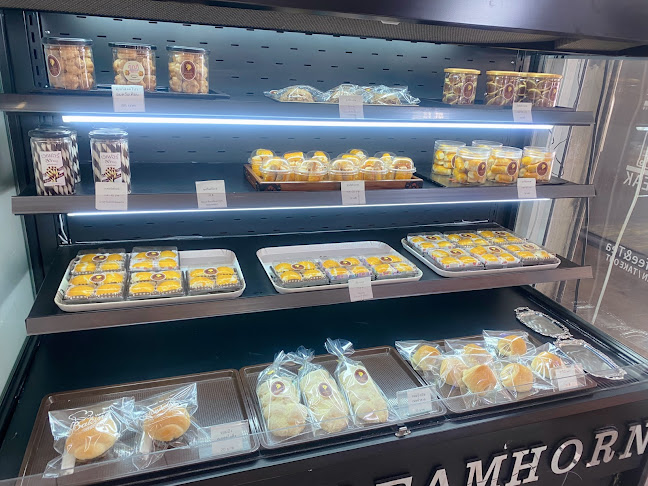 ร้านขนมบ้านครีมฮอร์น - การบริการอาหารและที่พัก