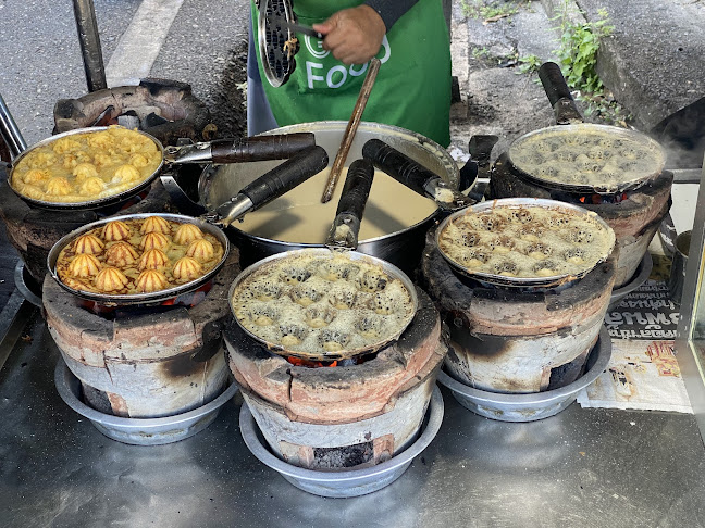 ร้านขนมดอกกระโดน ป้าพรลุงต้อย - การบริการอาหารและที่พัก