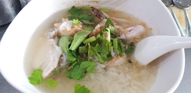 ยอดผักเมืองทอง ราดหน้า - การบริการอาหารและที่พัก