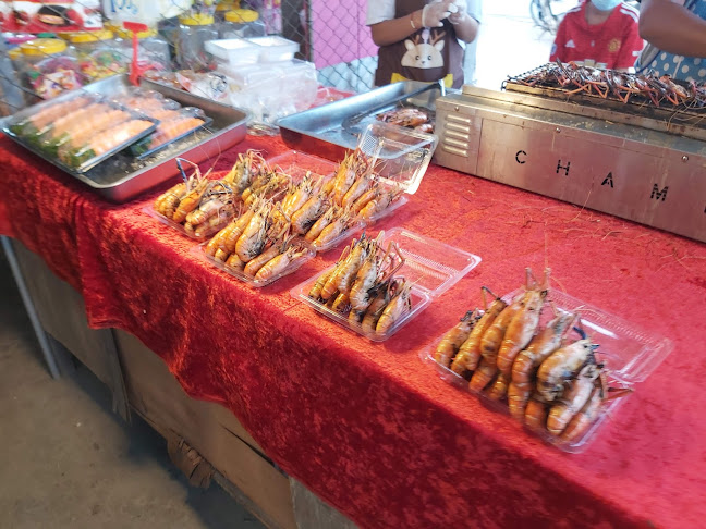 ตลาดผู้ใหญ่กุ่ย - การบริการอาหารและที่พัก