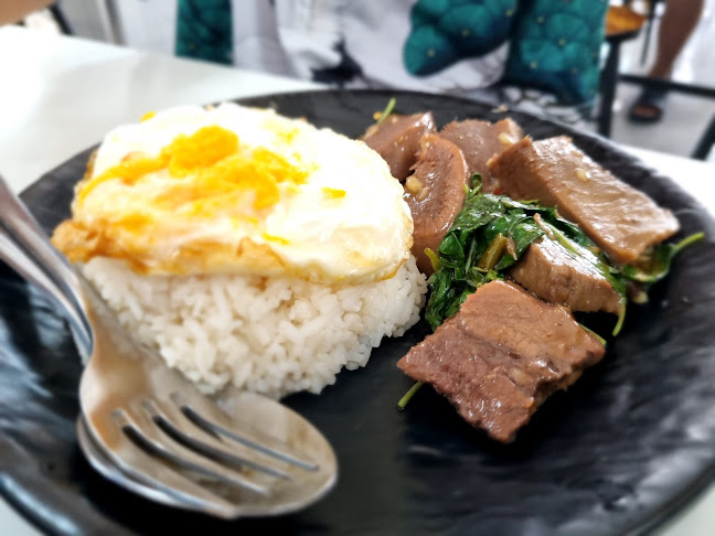 กอเต็กเชียง เมืองทอง - การบริการอาหารและที่พัก