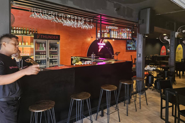 Thunder Bar Phuket - การบริการอาหารและที่พัก