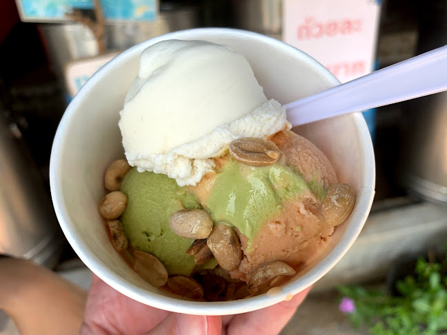 เรืองชัย ไอศครีม - การบริการอาหารและที่พัก