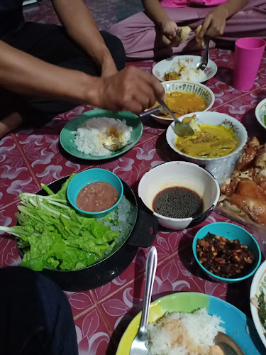 ร้านข้าวยำใต้ต้นมะขาม พ.ศ.๒๕๐๕ - การบริการอาหารและที่พัก