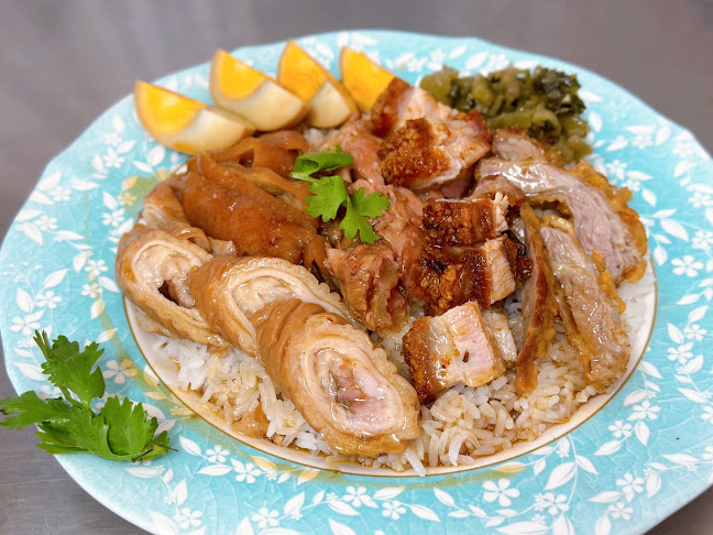 ขาหมูเมืองทอง - การบริการอาหารและที่พัก