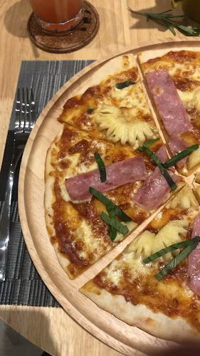 De Earn Cafe and Bar Phuket - การบริการอาหารและที่พัก