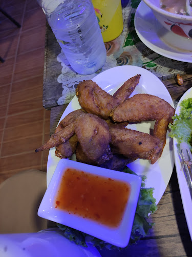 WAZSUP BAR - การบริการอาหารและที่พัก