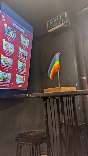 Thunder Bar Phuket - การบริการอาหารและที่พัก