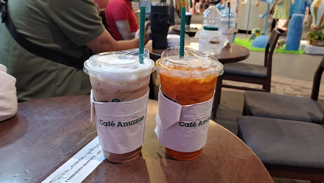 คาเฟ่ อเมซอน - การบริการอาหารและที่พัก