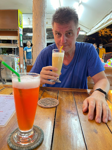 The Beach Bar, Karon Beach - การบริการอาหารและที่พัก