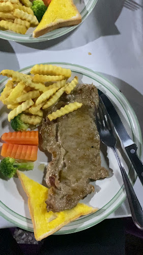 สเต็กลุงหนวด สาขาพิษณุโลก​2 - การบริการอาหารและที่พัก