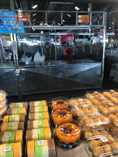 ตลาดย่าโม - การบริการอาหารและที่พัก