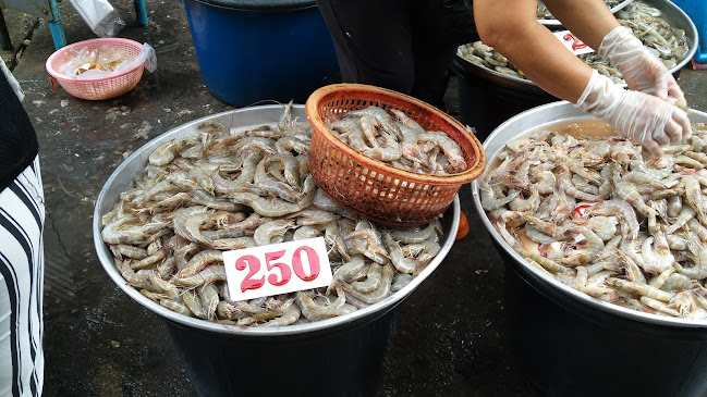 ตลาดแม่แดง (ตลาดสดเทศบาล 4) - การบริการอาหารและที่พัก