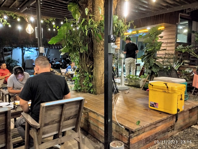 อิน เฮ้าส์ คอฟฟี่ บาร์ - การบริการอาหารและที่พัก