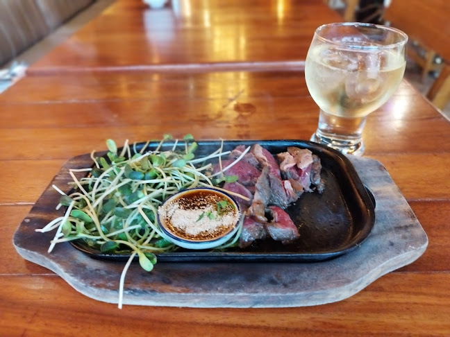 สามไบเถา คาเฟ่ แอนด์ บิสโตร - การบริการอาหารและที่พัก