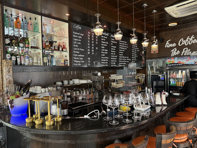 Bistro Wine Cafe - การบริการอาหารและที่พัก