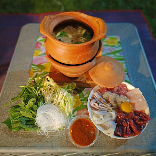 ร้านอีสานแซ่บ ซีฟู้ด - การบริการอาหารและที่พัก