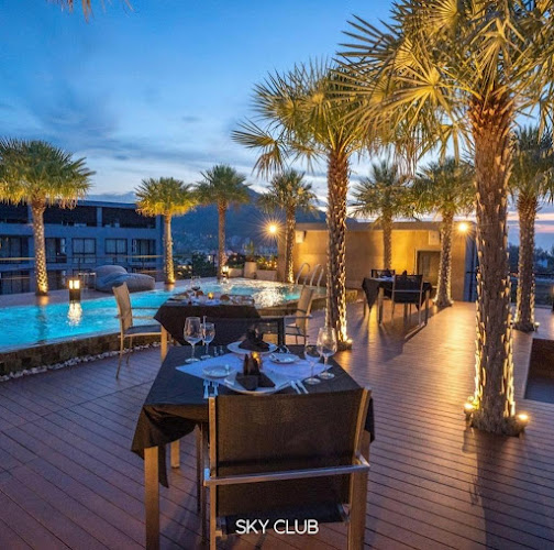 Sky Club Cocktails Restaurant & Bar