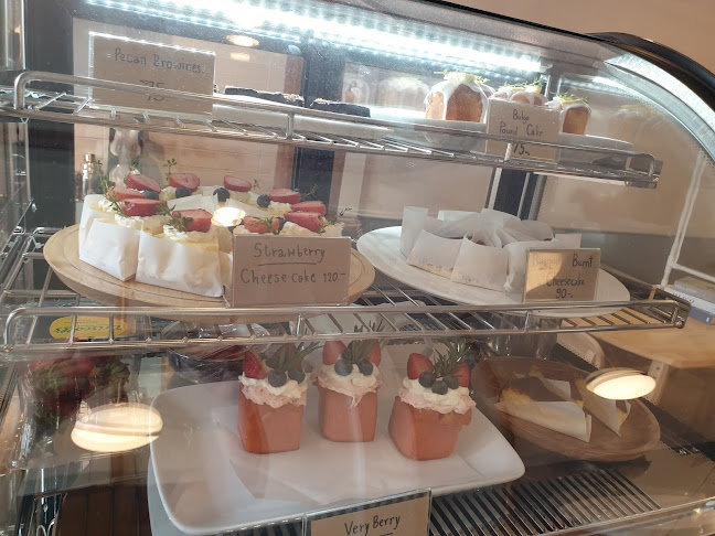 ญ่าคาเฟ่ • Coffee & Desserts • - เมือง